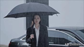 黄海波妻子曲栅栅暴雨天拍摄大片，秀西服美酷辣，狂飙大嫂既视感  -图1