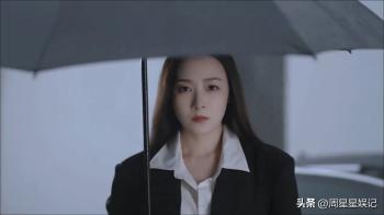 黄海波妻子曲栅栅暴雨天拍摄大片，秀西服美酷辣，狂飙大嫂既视感  -图6